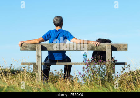 Maschio maturo escursionista sul modo di Cleveland national trail sentiero costiero su scogliere nelle vicinanze del Saltburn dal mare, North Yorkshire, Inghilterra. Regno Unito Foto Stock