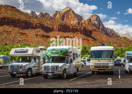 Veicoli ricreativi presso il West Tempio nel Parco Nazionale di Zion, Utah, Stati Uniti d'America. Foto Stock