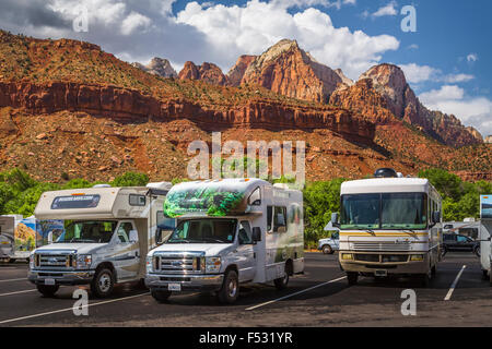 Veicoli ricreativi presso il West Tempio nel Parco Nazionale di Zion, Utah, Stati Uniti d'America. Foto Stock