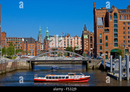 L'Europa, Germania, Amburgo, old warehouse district, canal, barca per gite Foto Stock