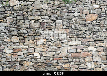 La texture della vecchia weathered medievale muro a secco Foto Stock
