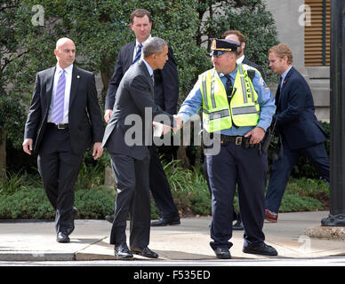 Washington DC, Stati Uniti d'America. 26 ott 2015. Il Presidente degli Stati Uniti Barack Obama pause per agitare le mani con un funzionario di polizia come egli cammina indietro alla Casa Bianca a seguito di un pranzo presso il Metropolitan Club con ex noi senatori Tom Daschle (Democratico del Sud Dakota) e George Mitchell (Repubblicano del Maine) in Washington, DC Lunedì 26 Ottobre, 2015. Credito: Martin H. Simon/Piscina via CNP - nessun filo SERVICE - Credit: dpa picture alliance/Alamy Live News Foto Stock