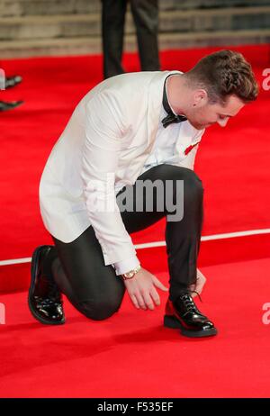 Londra, Gran Bretagna. 26 ott 2015. Cantautore britannico Sam Smith assiste la premiere mondiale del nuovo film di James Bond film 'pectre' alla Royal Albert Hall di Londra, Gran Bretagna, 26 ottobre 2015. Lo spettro è il ventiquattresimo ufficiale di film di James Bond e viene rilasciato nel Regno Unito il 26 ottobre. Foto: Hubert Boesl/dpa - nessun filo SERVICE -/dpa/Alamy Live News Foto Stock