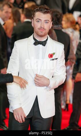 Londra, Gran Bretagna. 26 ott 2015. Cantautore britannico Sam Smith assiste la premiere mondiale del nuovo film di James Bond film 'pectre' alla Royal Albert Hall di Londra, Gran Bretagna, 26 ottobre 2015. Lo spettro è il ventiquattresimo ufficiale di film di James Bond e viene rilasciato nel Regno Unito il 26 ottobre. Foto: Hubert Boesl/dpa - nessun filo SERVICE -/dpa/Alamy Live News Foto Stock