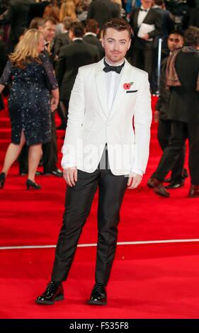 Londra, Gran Bretagna. 26 ott 2015. Cantautore britannico Sam Smith assiste la premiere mondiale del nuovo film di James Bond film 'pectre' alla Royal Albert Hall di Londra, Gran Bretagna, 26 ottobre 2015. Lo spettro è il ventiquattresimo ufficiale di film di James Bond e viene rilasciato nel Regno Unito il 26 ottobre. Foto: Hubert Boesl/dpa - nessun filo SERVICE -/dpa/Alamy Live News Foto Stock