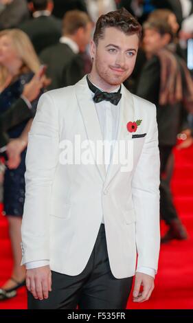 Londra, Gran Bretagna. 26 ott 2015. Cantautore britannico Sam Smith assiste la premiere mondiale del nuovo film di James Bond film 'pectre' alla Royal Albert Hall di Londra, Gran Bretagna, 26 ottobre 2015. Lo spettro è il ventiquattresimo ufficiale di film di James Bond e viene rilasciato nel Regno Unito il 26 ottobre. Foto: Hubert Boesl/dpa - nessun filo SERVICE -/dpa/Alamy Live News Foto Stock