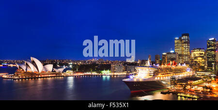 Haroubr Sydney CBD e a sunrise dal ponte di Sydney verso la nave passeggeri al terminal passeggeri oltreoceano nelle rocce Foto Stock