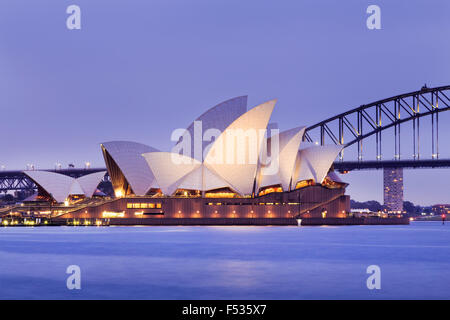 SYDNEY, Australia, 10 luglio 2015 - Sydney Opera House e il Ponte del Porto di Sydney al tramonto. Iconica e mondo famoso punto di riferimento Foto Stock