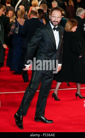 Londra, Gran Bretagna. 26 ott 2015. Attore britannico/membro del cast Ralph Fiennes assiste la premiere mondiale del nuovo film di James Bond film 'pectre' alla Royal Albert Hall di Londra, Gran Bretagna, 26 ottobre 2015. Lo spettro è il ventiquattresimo ufficiale di film di James Bond e viene rilasciato nel Regno Unito il 26 ottobre. Foto: Hubert Boesl/dpa - nessun filo SERVICE -/dpa/Alamy Live News Foto Stock