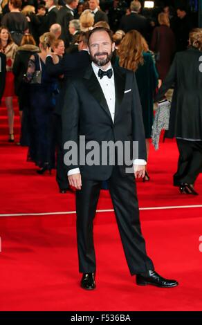 Londra, Gran Bretagna. 26 ott 2015. Attore britannico/membro del cast Ralph Fiennes assiste la premiere mondiale del nuovo film di James Bond film 'pectre' alla Royal Albert Hall di Londra, Gran Bretagna, 26 ottobre 2015. Lo spettro è il ventiquattresimo ufficiale di film di James Bond e viene rilasciato nel Regno Unito il 26 ottobre. Foto: Hubert Boesl/dpa - nessun filo SERVICE -/dpa/Alamy Live News Foto Stock