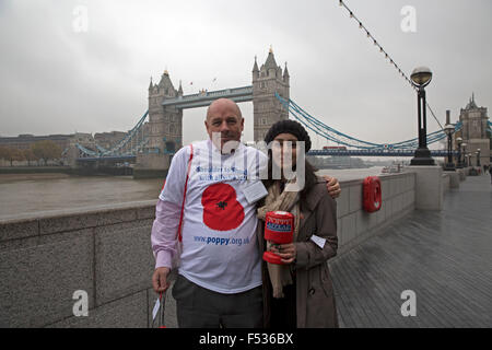 Londra, Regno Unito. 27 ott 2015. Collettori di papavero in stand by il Tower Bridge di Londra. Credito: Keith Larby/Alamy Live News Foto Stock