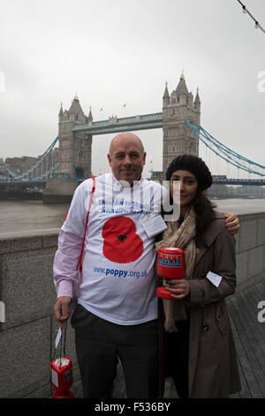 Londra, Regno Unito. 27 ott 2015. Collettori di papavero in stand by il Tower Bridge di Londra. Credito: Keith Larby/Alamy Live News Foto Stock