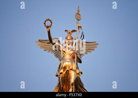 La statua dorata di Victoria a Berlino la Colonna della Vittoria a Berlino, Germania Foto Stock