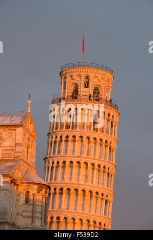 L'Italia, Toscana, Pisa, miracolo (Piazza dei Miracoli). Il Duomo e la Torre Pendente di Pisa (Torre Pendente) al tramonto. I turisti sulla sommità della torre. UNESCO Foto Stock