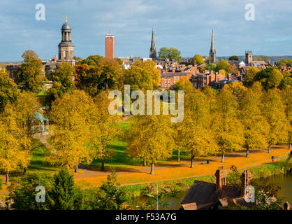 Shrewsbury in autunno, guardando oltre il fiume Severn a Haughmond Hill, Shropshire. Foto Stock