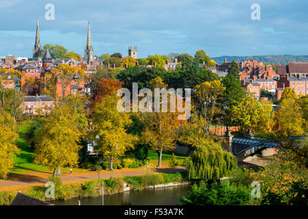 Shrewsbury in autunno, guardando oltre il fiume Severn a Haughmond Hill, Shropshire. Foto Stock