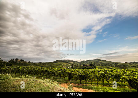 Una tempesta si growin fino oltre i campi di Italia Foto Stock