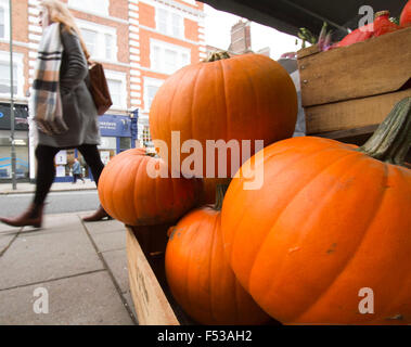 Il torneo di Wimbledon, Londra, Regno Unito. 27 ott 2015. Patrimonio inglese ha suggerito il carving navoni come alternativa a causa di carenza di zucca quest'anno causati dalla wet weather Credito: amer ghazzal/Alamy Live News Foto Stock