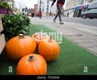 Il torneo di Wimbledon, Londra, Regno Unito. 27 ott 2015. Patrimonio inglese ha suggerito il carving navoni come alternativa a causa di carenza di zucca quest'anno causati dalla wet weather Credito: amer ghazzal/Alamy Live News Foto Stock