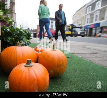 Il torneo di Wimbledon, Londra, Regno Unito. 27 ott 2015. Patrimonio inglese ha suggerito il carving navoni come alternativa a causa di carenza di zucca quest'anno causati dalla wet weather Credito: amer ghazzal/Alamy Live News Foto Stock