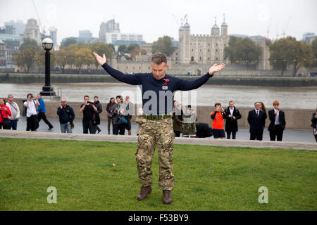 Londra, UK, 27 ott 2015. Rob Marshall, responsabile regionale della zona nord di Londra e East Anglia uniti sindaco di Londra Boris Johnson, il lancio di Londra il papavero giorno prendendo parte ad un rimorchiatore di guerra con le forze armate al di fuori del Municipio. Credito: Keith Larby/Alamy Live News Foto Stock