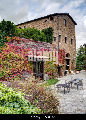 L'Europa, Italia, Toscana. Questo è il celebre Castello Banfi, rinomata per i vini, in Toscana vicino a Montalcino. Foto Stock
