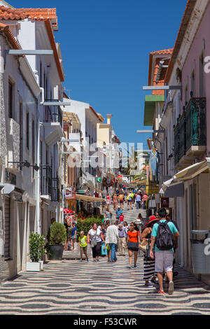 Strada pedonale dello shopping nella città di Cascais, Portogallo Foto Stock