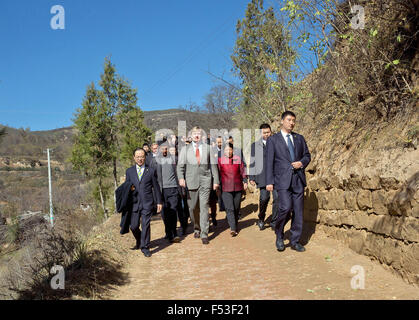 Yanhewanzhen, Cina. 27 ott 2015. Re Willem-Alexander dei Paesi Bassi (C) visita il villaggio di Yanhewanzhen, Cina, 27 ottobre 2015. Il re e la Regina sono in Cina per un 5 Giorno in visita di stato. Foto: Albert Nieboer/EPR/ - nessun filo SERVICE -/dpa/Alamy Live News Foto Stock