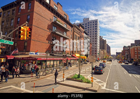 NEW YORK, Stati Uniti d'America - 24 Aprile 2015: semi-deserta Nona Avenue noto anche come Columbus Avenue è una strada in direzione sud Foto Stock