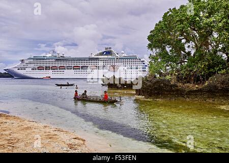 Kiriwina Island 3 ragazzi canoa outrigger in acque poco profonde vicino alla piccola isola tropicale nave da crociera Sun Princess in background Foto Stock