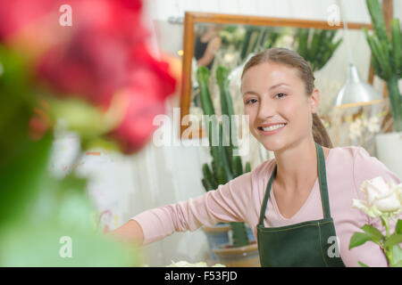 Giovani fioraio indossando un grembiule Foto Stock