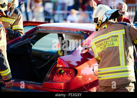 I vigili del fuoco che lavorano in un simulacro salvataggio in un incidente di traffico Foto Stock