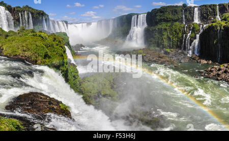La potenza della Gola del Diavolo a Iguazu Falls, una delle Sette Meraviglie della Natura, Brasile Foto Stock