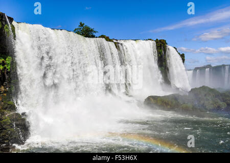 Sulla parte superiore della Gola del Diavolo a Iguazu Falls, una delle Sette Meraviglie della Natura, Brasile Foto Stock