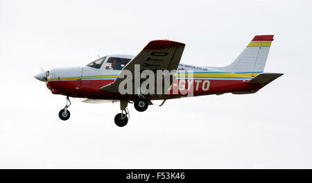 Piper PA28 Cherokee Warrior III a Wellesbourne Airfield, UK (G-GYTO) Foto Stock