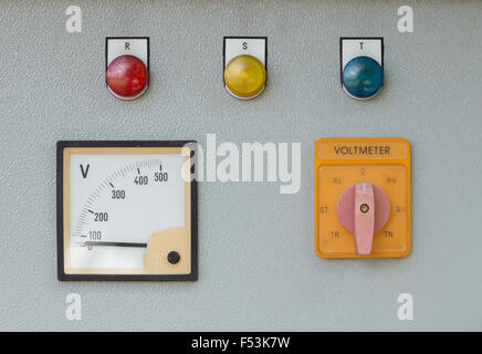 Industriali il tasto di commutazione e il voltmetro del quadro elettrico di comando Foto Stock