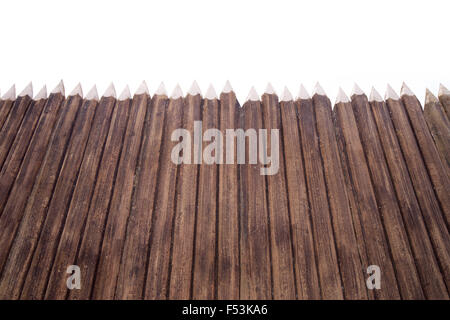 Recinzione di legno di forma matite su sfondo bianco Foto Stock