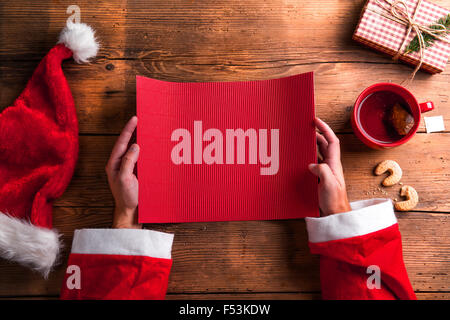 Santa Claus e wishlist Foto Stock