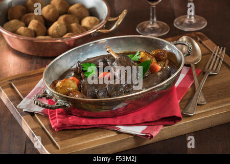 Lepre in salmì con sfere forcemeat. Cibo tradizionale REGNO UNITO Foto Stock