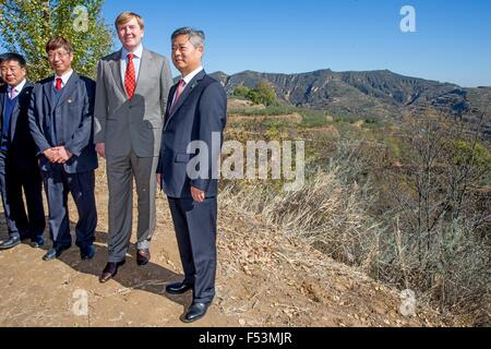 Yanhewanzhen, Cina. 27 ott 2015. Re Willem-Alexander dei Paesi Bassi (seconda R) visita il villaggio di Yanhewanzhen, Cina, 27 ottobre 2015. Il re e la Regina sono in Cina per un 5 Giorno in visita di stato. Foto: Patrick van Katwijk/ point de vue fuori - nessun filo SERVICE -/dpa/Alamy Live News Foto Stock