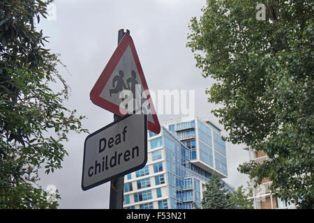 Un segno che mostra una strada che attraversa per i bambini sordi, Londra, Inghilterra Foto Stock