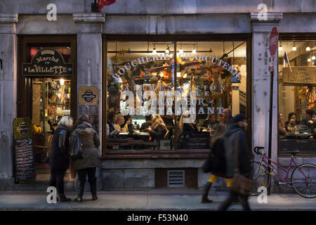 Ristorante nella vecchia Montreal vicino al Vecchio Porto di notte, Montreal, Canada Foto Stock