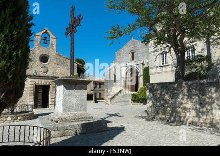 Saint Vincent la Chiesa e la cappella dei Penitenti, borgo medievale di Les Baux de Provence, Bouches du Rhone, Francia Foto Stock