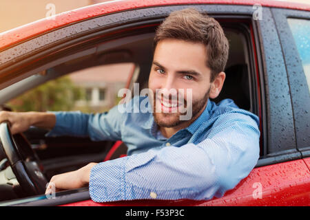 Uomo alla guida di una vettura Foto Stock