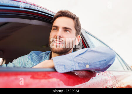 Uomo alla guida di una vettura Foto Stock