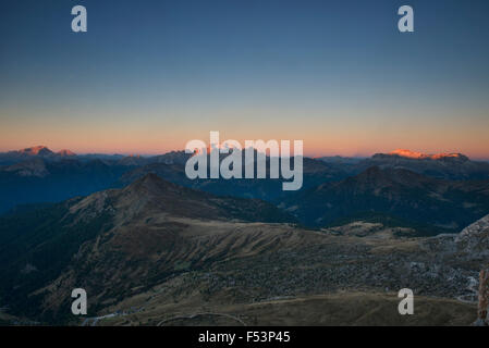 Marmolada, Italia del picco più alto, all'alba, preso dal Nuvolau nelle Dolomiti Foto Stock