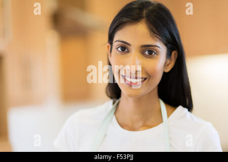 Closeup Ritratto di giovane donna indiana indossando il grembiule in cucina Foto Stock