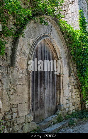 Borgo medievale di Oppede le Vieux, vecchia porta di legno, Vaucluse Provence Alpes Cote d Azur regione, Francia Foto Stock