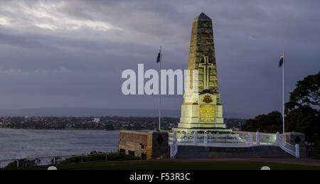 Il monumento commemorativo di guerra a Kings Park, illuminato prima dell'alba, che si affaccia sul fiume Swan a Perth, Australia Occidentale Foto Stock