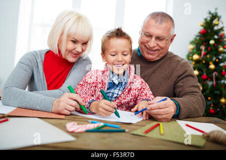 Little Boy trascorrendo del tempo con i nonni a Natale Foto Stock